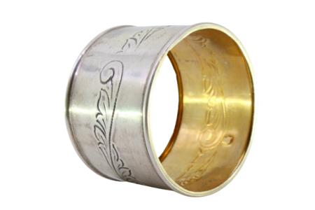  Argola de guardanapo em prata com rebordos e relevos florais gravados.